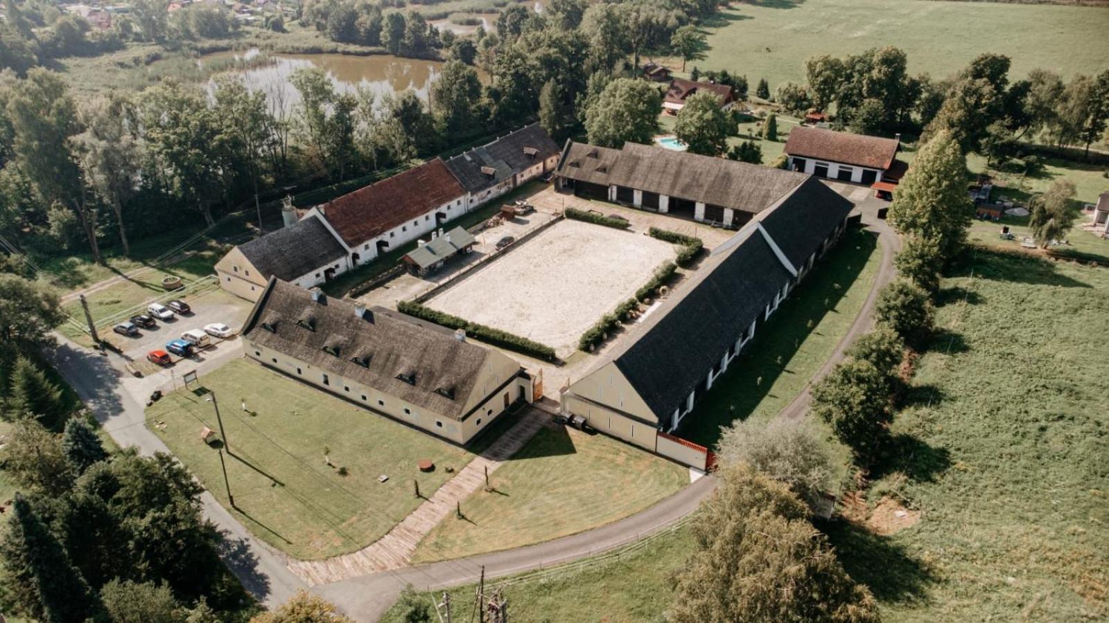 Dvur Olsiny -Hotel And Horse-Riding Karviná Extérieur photo