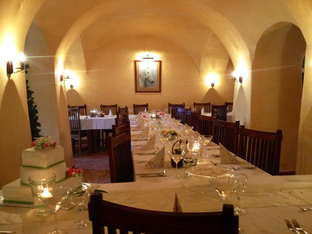 Dvur Olsiny -Hotel And Horse-Riding Karviná Extérieur photo